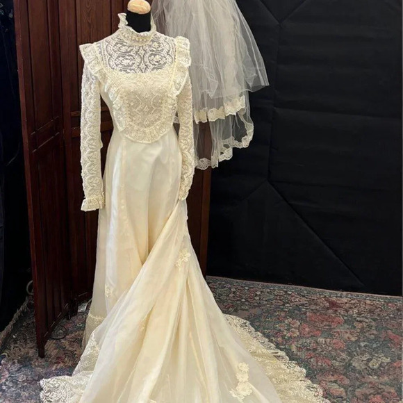 Vintage | Dresses | Vintage 97s Ivory Lace Wedding Dress | Poshmark